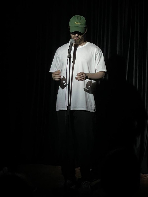 Выступление комика на сцене Ari Stand-up Club